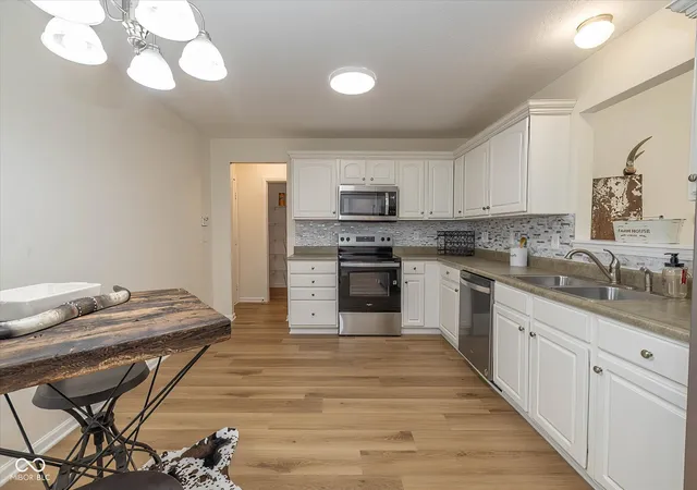 Photo 4 of Single family home for sale at 6129 Green Glade Dr, Whitestown, IN 46075 | MLS# 22126305 | Listing updated on 2026-09-18