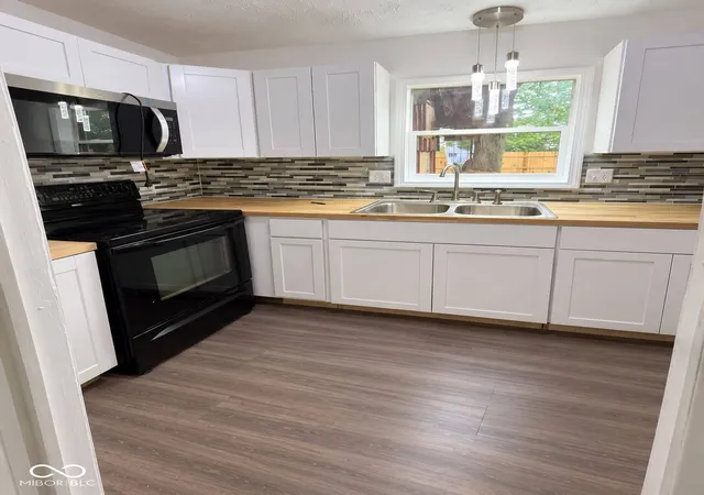 Photo 3 of Condo for sale at 8416 Meadowlark Dr, Indianapolis, IN 46226 | MLS# 22126311 | Listing updated on 2026-09-17
