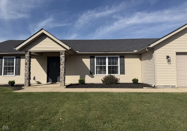 Photo 2 of Sale Pending at 1009 S Creek Dr W, Greensburg, IN 47240 | MLS# 22126341 | Listing updated on 2026-09-18