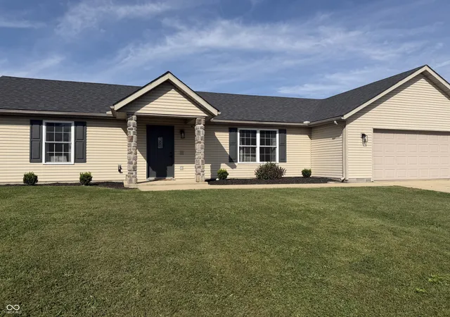 Photo 3 of Sale Pending at 1009 S Creek Dr W, Greensburg, IN 47240 | MLS# 22126341 | Listing updated on 2026-09-18