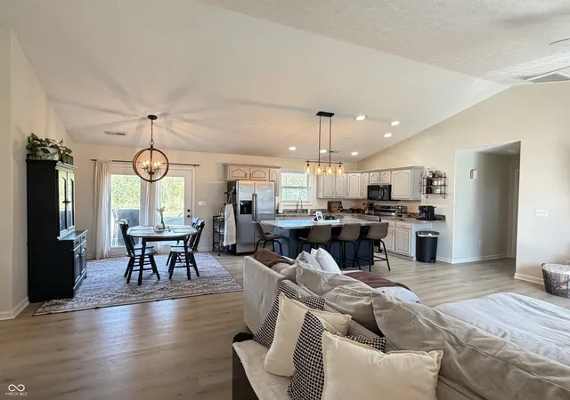Photo 4 of Sale Pending at 1009 S Creek Dr W, Greensburg, IN 47240 | MLS# 22126341 | Listing updated on 2026-09-18