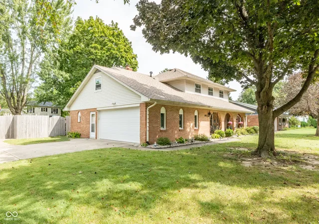 Photo 2 of Single family home for sale at 1916 Hillcrest Ave, Anderson, IN 46011 | MLS# 22126363 | Listing updated on 2026-09-16
