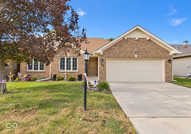 Photo 1 of Single family home for sale at 542 Silver Fox Ct, Indianapolis, IN 46217 | MLS# 22126375 | Listing updated on 2026-10-02