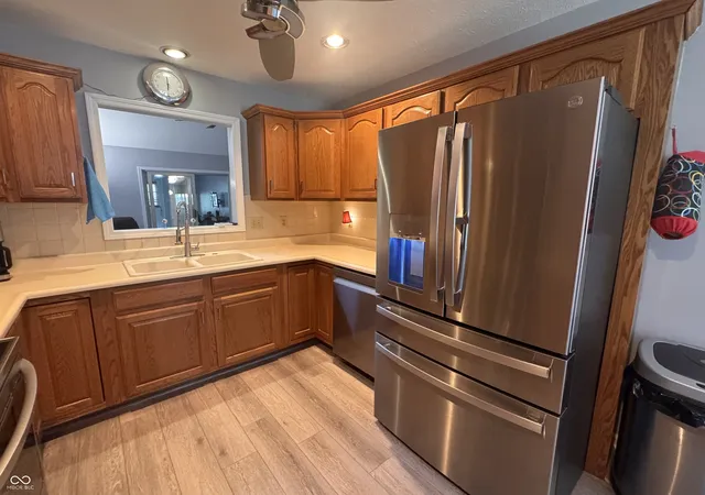 Photo 4 of Single family home for sale at 542 Silver Fox Ct, Indianapolis, IN 46217 | MLS# 22126375 | Listing updated on 2026-10-02