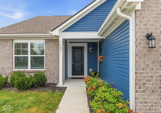 Photo 2 of Single family home for sale at 1591 N Sailboat Dr, Greenfield, IN 46140 | MLS# 22126442 | Listing updated on 2026-09-29