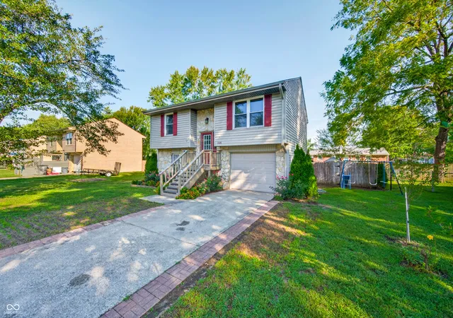 Photo 2 of Single family home for sale at 308 Glenbrook Dr, Seymour, IN 47274 | MLS# 22126497 | Listing updated on 2026-09-17