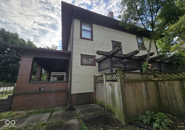 Photo 3 of Sale Pending at 1521 Ohio St, Terre Haute, IN 47807 | MLS# 22126803 | Listing updated on 2026-09-28