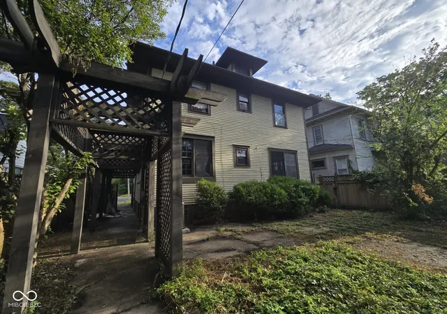 Photo 3 of Sale Pending at 1521 Ohio St, Terre Haute, IN 47807 | MLS# 22126803 | Listing updated on 2026-09-28