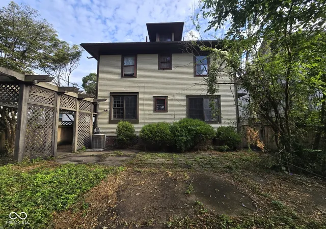 Photo 4 of Sale Pending at 1521 Ohio St, Terre Haute, IN 47807 | MLS# 22126803 | Listing updated on 2026-09-28