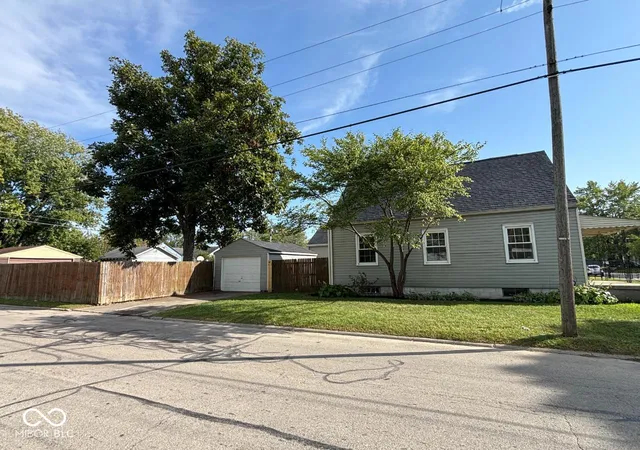 Photo 3 of Single family home for sale at 2202 S Pershing Dr, Muncie, IN 47302 | MLS# 22126918 | Listing updated on 2026-09-18