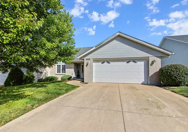 Photo 2 of Townhouse for sale at 5009 Lake Ridge Dr, Quincy, IL 62305 | MLS# 100539132 | Listing updated on 2026-09-22
