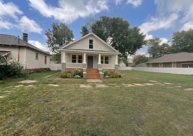 Photo 1 of Single family home for sale at 2516 Pine Ave, Mattoon, IL 61938 | MLS# 12585954 | Listing updated on 2026-09-19