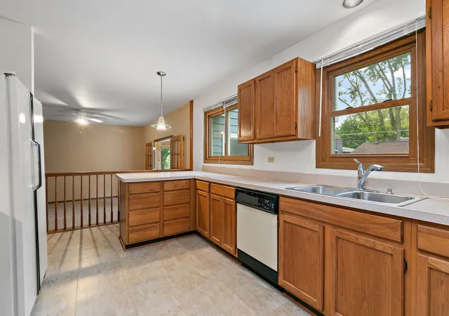 Photo 4 of Single family home for sale at 422 Old Country Way, Wauconda, IL 60084 | MLS# 12664085 | Listing updated on 2026-09-25