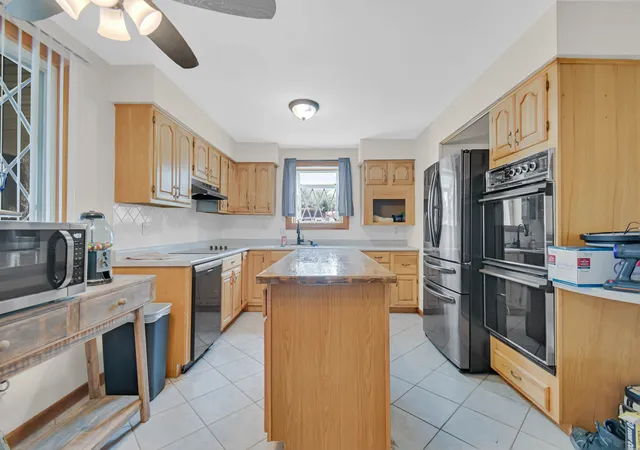 Photo 4 of Single family home for sale at 8622 W 90th Place, Hickory Hills, IL 60457 | MLS# 12675099 | Listing updated on 2026-09-23
