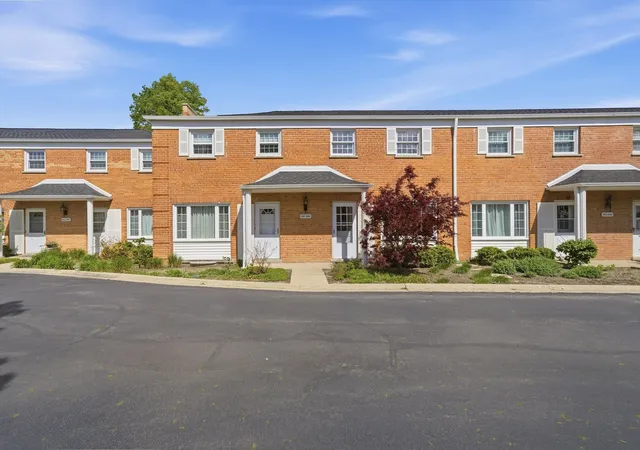 Photo 2 of Townhouse for sale at 2138 Rugen Rd #A, Glenview, IL 60026 | MLS# 12677865 | Listing updated on 2026-10-17