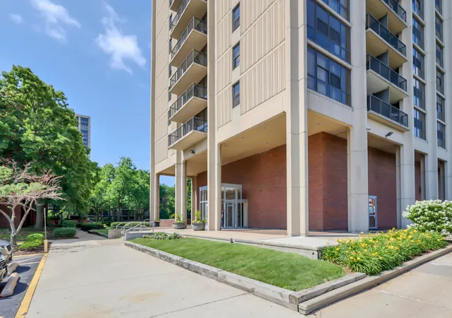 Photo 2 of Condo for sale at 2901 S Michigan Ave #403, Chicago, IL 60616 | MLS# 12698008 | Listing updated on 2026-09-17