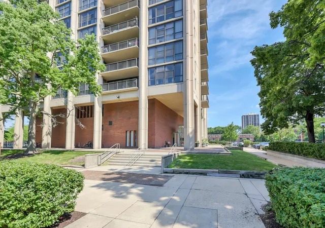 Photo 3 of Condo for sale at 2901 S Michigan Ave #403, Chicago, IL 60616 | MLS# 12698008 | Listing updated on 2026-09-17