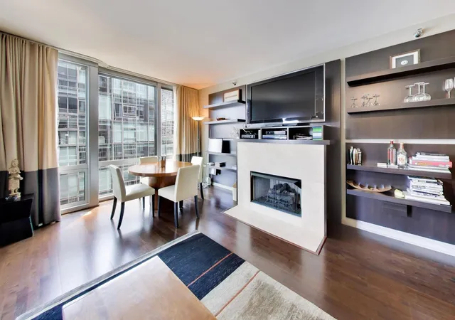 Listing Photo 2 - Condo for sale in building located at 160 E Illinois St, Chicago, IL 60611 - Unit #2106