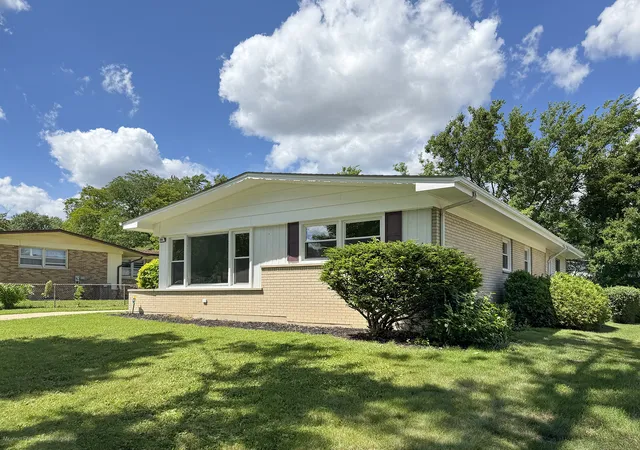 Photo 2 of Single family home for sale at 220 N Park Dr, Glenwood, IL 60425 | MLS# 12708126 | Listing updated on 2026-09-23
