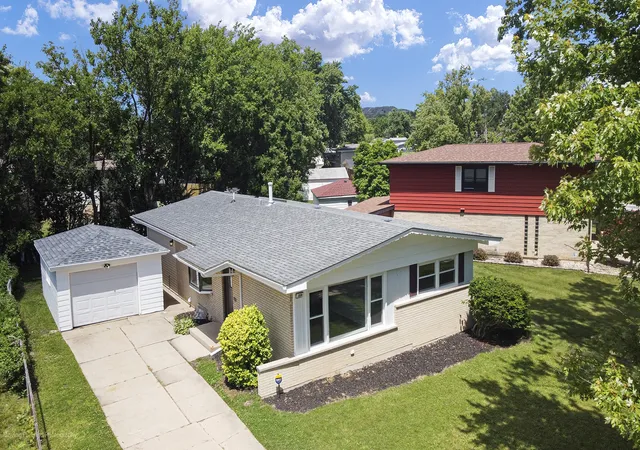 Photo 3 of Single family home for sale at 220 N Park Dr, Glenwood, IL 60425 | MLS# 12708126 | Listing updated on 2026-09-23
