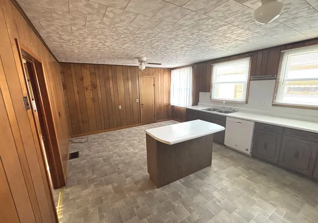 Photo 3 of Single family home for sale at 410 E Locust St, Harrisburg, IL 62946 | MLS# 12716127 | Listing updated on 2026-09-16