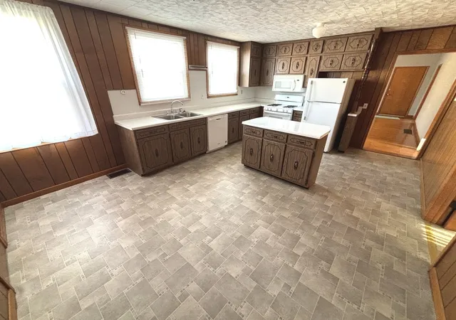Photo 4 of Single family home for sale at 410 E Locust St, Harrisburg, IL 62946 | MLS# 12716127 | Listing updated on 2026-09-16