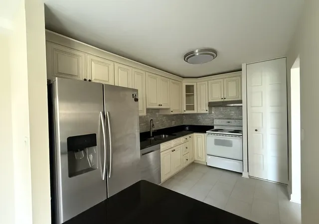 Listing Photo 4 - Condo for sale in building located at 2 Villa Verde Dr, Buffalo Grove, IL 60089 - Unit #113