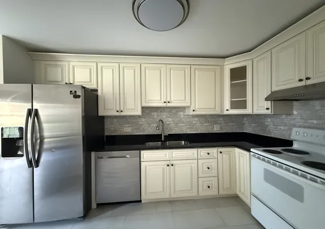 Listing Photo 5 - Condo for sale in building located at 2 Villa Verde Dr, Buffalo Grove, IL 60089 - Unit #113