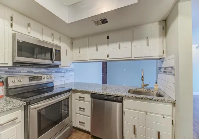 Photo 3 of Condo for sale at 830 Elder Rd #B303, Homewood, IL 60430 | MLS# 12721260 | Listing updated on 2026-09-21