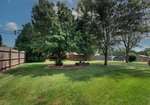 Photo 3 of Single family home for sale at 1631 Wilmar Dr, Quincy, IL 62301 | MLS# 12721812 | Listing updated on 2026-09-22