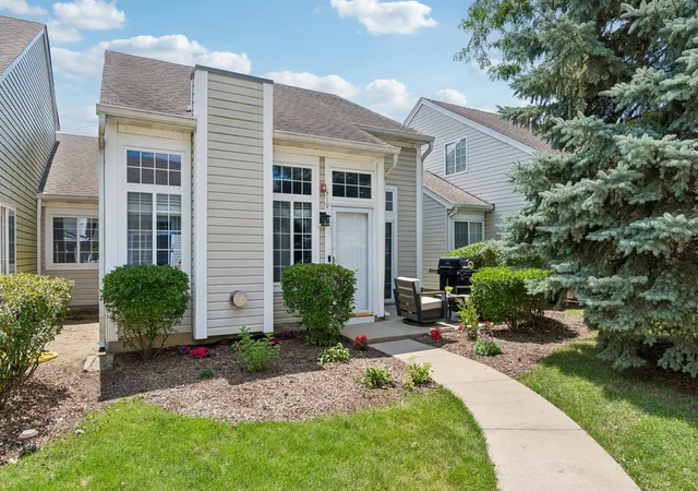 Photo 1 of Condo for sale at 319 E Victoria Cir #319, North Aurora, IL 60542 | MLS# 12721999 | Listing updated on 2026-09-17
