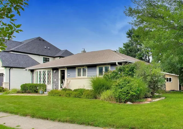 Photo 2 of Sale Pending at 466 N Ridgeland Ave, Elmhurst, IL 60126 | MLS# 12723343 | Listing updated on 2026-09-17