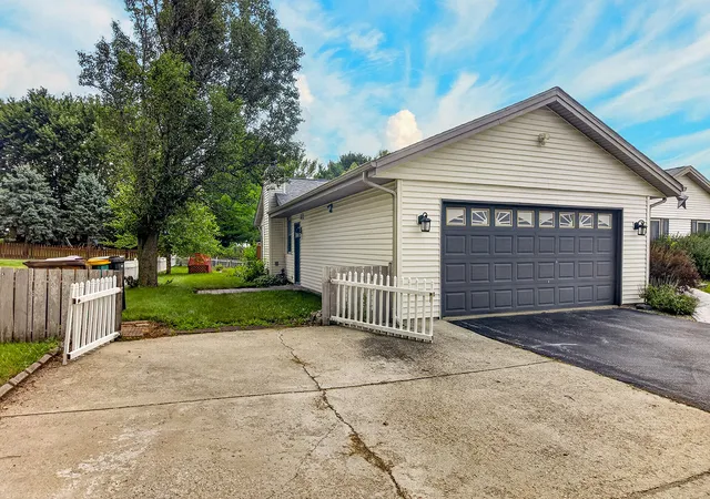 Photo 3 of Sale Pending at 9289 Old Towne Ct, Roscoe, IL 61073 | MLS# 12727866 | Listing updated on 2026-09-17