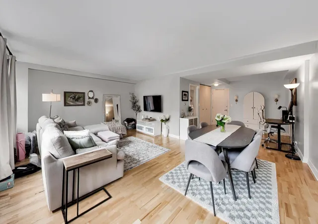 Listing Photo 4 - Condo for sale in building located at 2300 N Commonwealth Ave, Chicago, IL 60614 - Unit #2H