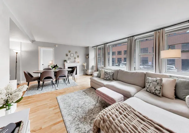 Listing Photo 5 - Condo for sale in building located at 2300 N Commonwealth Ave, Chicago, IL 60614 - Unit #2H