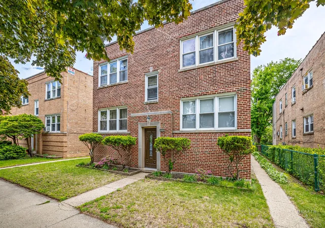 Listing Photo 2 - Condo for sale in building located at 2739 W Summerdale Ave, Chicago, IL 60625 - Unit #2W