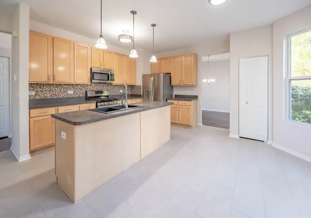 Photo 4 of Single family home for sale at 1401 Bridgehampton Dr, Plainfield, IL 60586 | MLS# 12736422 | Listing updated on 2026-10-22