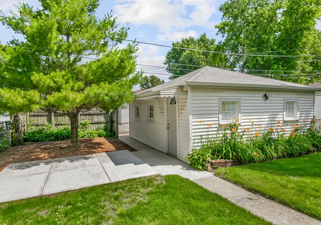 Photo 3 of Single family home for sale at 9516 Jackson Ave, Brookfield, IL 60513 | MLS# 12736580 | Listing updated on 2026-09-29