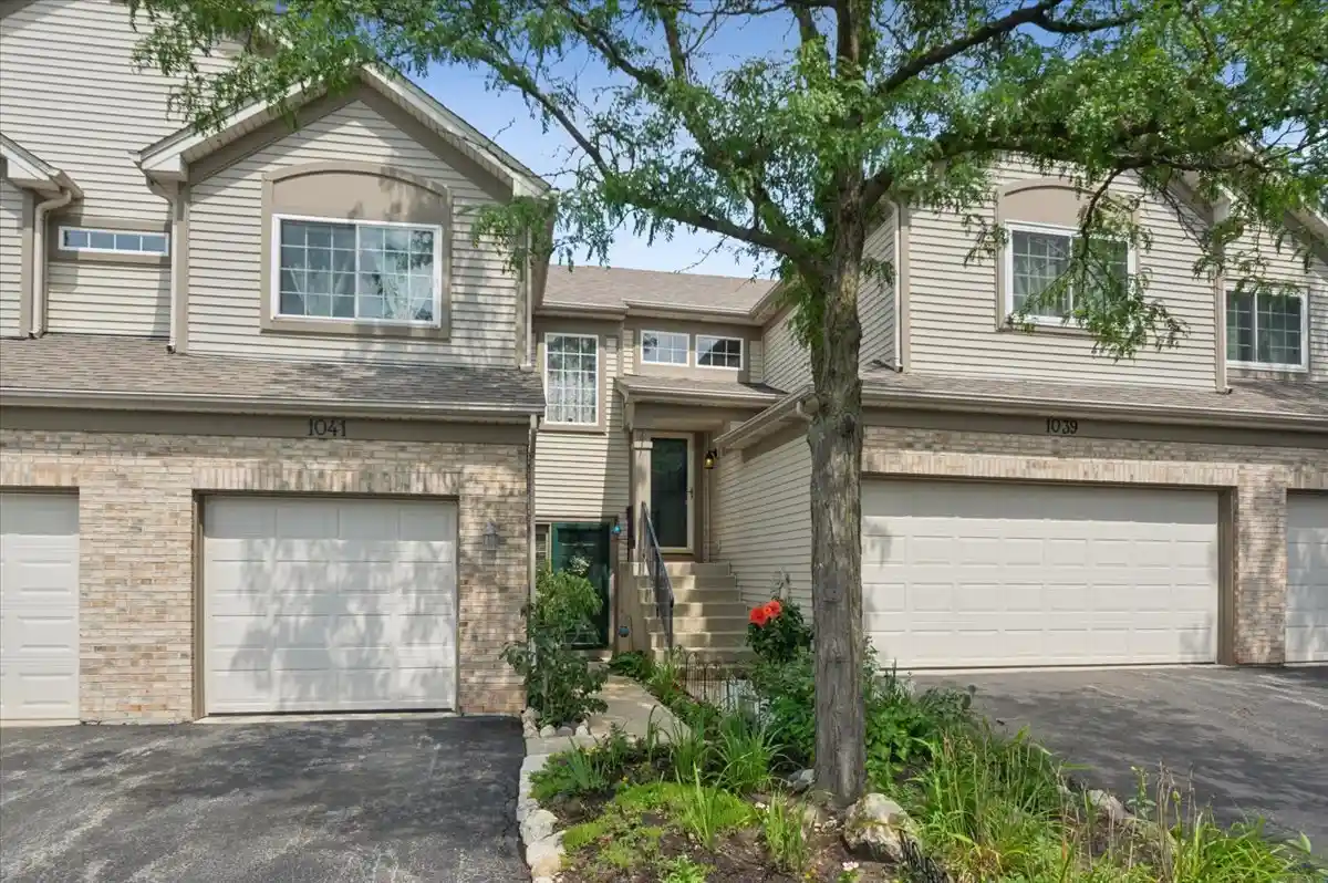 Listing Photo 1 - Condo for sale in 1041 Park Hl Cir located at 1041 Park Hl Cir, Aurora, IL 60504 - Unit 1041 Park Hill Cir