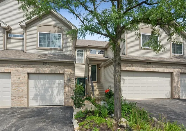 Listing Photo 1 - Condo for sale in building located at 1041 Park Hl Cir, Aurora, IL 60504