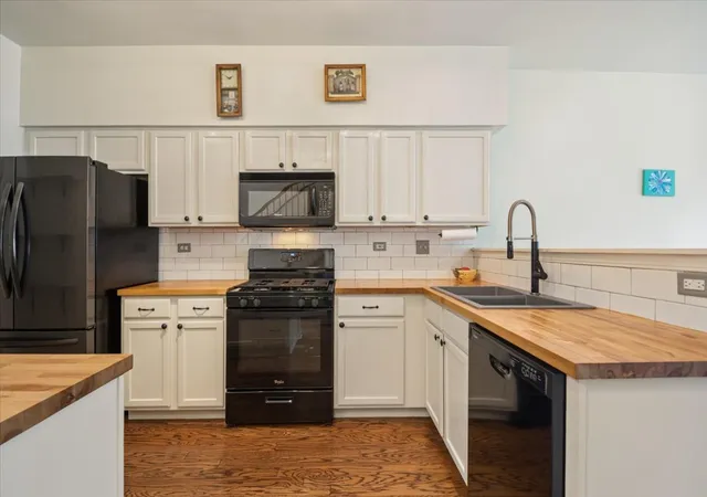 Listing Photo 2 - Condo for sale in building located at 1041 Park Hl Cir, Aurora, IL 60504