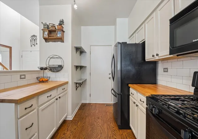 Listing Photo 3 - Condo for sale in building located at 1041 Park Hl Cir, Aurora, IL 60504