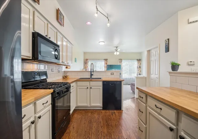 Listing Photo 4 - Condo for sale in building located at 1041 Park Hl Cir, Aurora, IL 60504