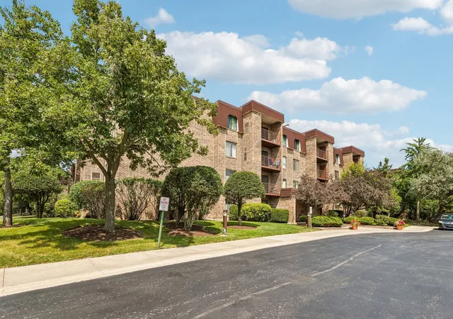 Photo 2 of Condo for sale at 2100 Valencia Dr #215B, Northbrook, IL 60062 | MLS# 12741998 | Listing updated on 2026-09-28