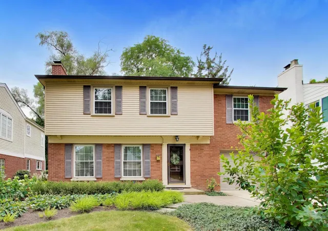 Photo 1 of Single family home for sale at 412 S Banbury Rd, Arlington Heights, IL 60005 | MLS# 12742713 | Listing updated on 2026-09-23