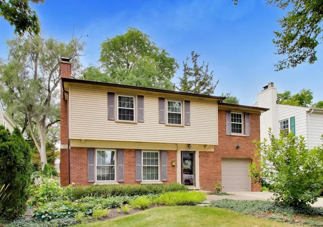 Photo 2 of Single family home for sale at 412 S Banbury Rd, Arlington Heights, IL 60005 | MLS# 12742713 | Listing updated on 2026-09-23