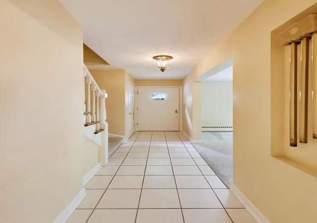 Photo 3 of Single family home for sale at 412 S Banbury Rd, Arlington Heights, IL 60005 | MLS# 12742713 | Listing updated on 2026-09-23