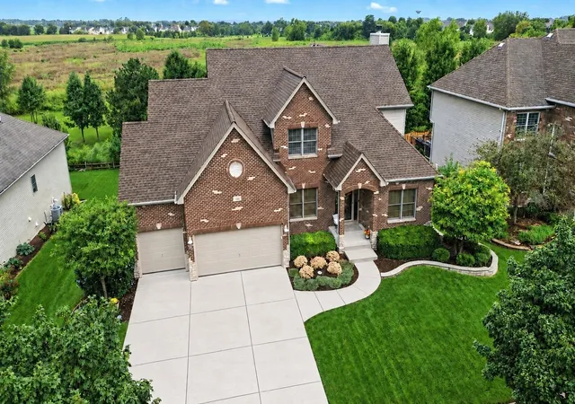 Photo 3 of Single family home for sale at 176 Amherst Cir, Oswego, IL 60543 | MLS# 12745583 | Listing updated on 2026-09-17