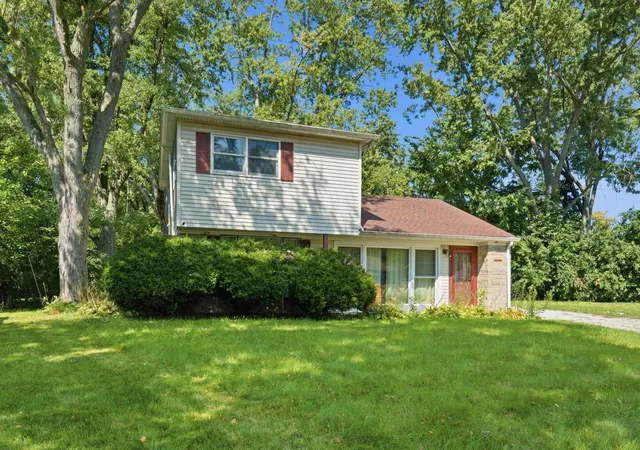 Photo 2 of Single family home for sale at 8 Mantua Ct, Park Forest, IL 60466 | MLS# 12746299 | Listing updated on 2026-09-17