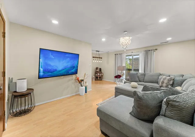 Listing Photo 4 - Condo for sale in building located at 9147 S Roberts Rd, Hickory Hills, IL 60457 - Unit #205